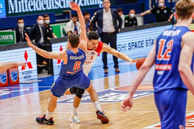 rechts Dominic Lockhart (Brose Bamberg, 03) links Marko Krstanovic (Mitteldeutscher BC, 06) MBC Mitteldeutscher BC - Brose Bamberg, easyCredit Basketball Bundesliga, Saison 2020-2021, 24. Spieltag, Weißenfels, Germany, 20.03.2021, - Copyright: DanielxLöb