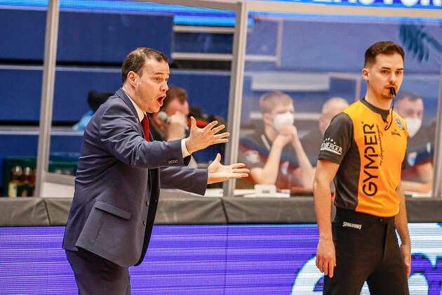 links Headcoach Johan Roijakkers (Brose Bamberg) MBC Mitteldeutscher BC - Brose Bamberg, easyCredit Basketball Bundesliga, Saison 2020-2021, 24. Spieltag, Weißenfels, Germany, 20.03.2021, - Copyright: DanielxLöb