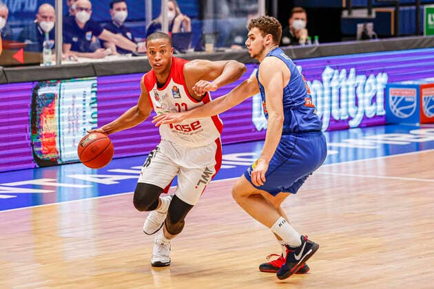 links Devon Hall (Brose Bamberg, 22) rechts Marko Krstanovic (Mitteldeutscher BC, 06) MBC Mitteldeutscher BC - Brose Bamberg, easyCredit Basketball Bundesliga, Saison 2020-2021, 24. Spieltag, Weißenfels, Germany, 20.03.2021, - Copyright: DanielxLöb