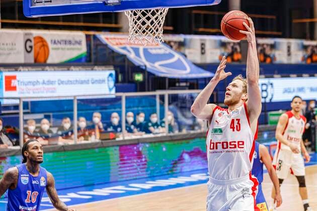 rechts Christian Sengfelder (Brose Bamberg, 43) links Anthony Barber (Mitteldeutscher BC, 10) MBC Mitteldeutscher BC - Brose Bamberg, easyCredit Basketball Bundesliga, Saison 2020-2021, 24. Spieltag, Weißenfels, Germany, 20.03.2021, - Copyright: DanielxLöb