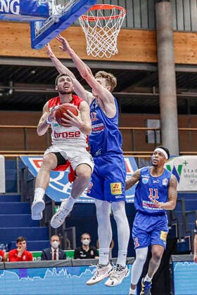 links Chase Fieler (Brose Bamberg, 20) rechts Philipp Hartwich (Mitteldeutscher BC, 12) MBC Mitteldeutscher BC - Brose Bamberg, easyCredit Basketball Bundesliga, Saison 2020-2021, 24. Spieltag, Weißenfels, Germany, 20.03.2021, - Copyright: DanielxLöb