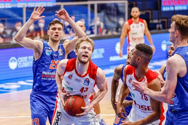 Mitte Christian Sengfelder (Brose Bamberg, 43) links Michal Michalak (Mitteldeutscher BC, 23) rechts Kenneth Ogbe (Brose Bamberg, 25) MBC Mitteldeutscher BC - Brose Bamberg, easyCredit Basketball Bundesliga, Saison 2020-2021, 24. Spieltag, Weißenfels, Germany, 20.03.2021, - Copyright: DanielxLöb