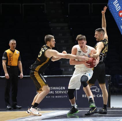 Martin Peterka (Basketball Loewen Braunschweig), Maik Kotsar (Hamburg Towers), Benedikt Turudic (Basketball Loewen Braunschweig)