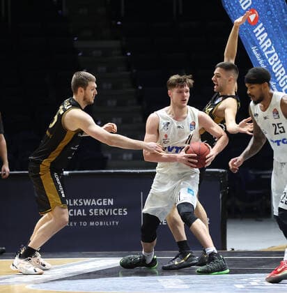 Martin Peterka (Basketball Loewen Braunschweig), Maik Kotsar (Hamburg Towers), Benedikt Turudic (Basketball Loewen Braunschweig)