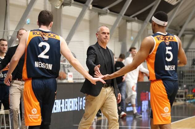 20.03.2021 - Basketball - Saison 2019 2020 - 2. Bundesliga Pro-A - 27. Spieltag: Nürnberg Falcons Basketball Club NBC - Rostock Seawolves - DaMa - Tyler Nelson (2, Rostock Seawolves ) Dirk Bauermann (Trainer Headcoach Coach Rostock Seawolves ) Chris Carter (5, Rostock Seawolves ) klatschen ab