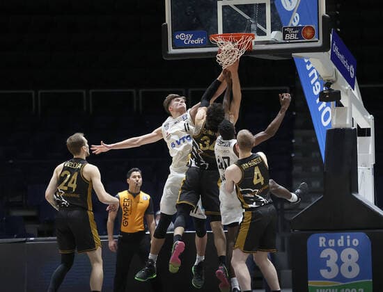 Maik Kotsar (Hamburg Towers), Gavin Schilling (Basketball Loewen Braunschweig)