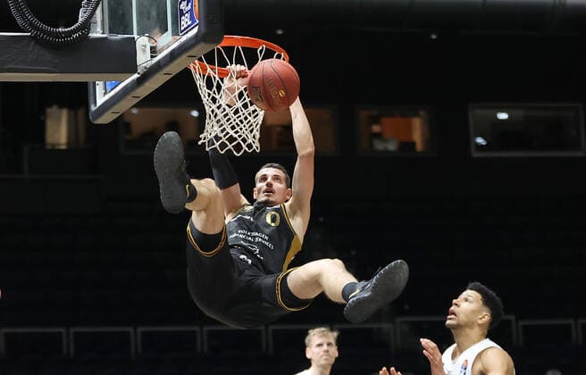 Dunking Lukas Wank (Basketball Loewen Braunschweig)