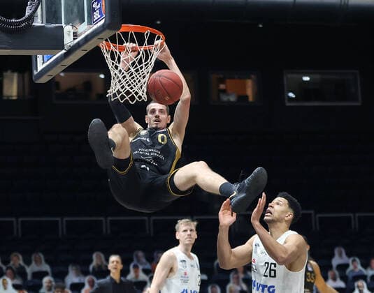Sport Themen der Woche KW11 Sport Bilder des Tages Dunking Lukas Wank (Basketball Loewen Braunschweig)