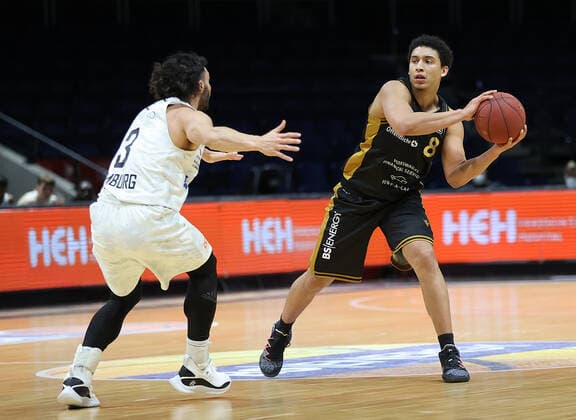 Max Dileo (Hamburg Towers), James Robinson (Basketball Loewen Braunschweig)