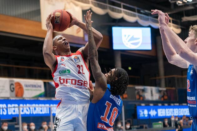 Syntainics MBC - Brose Bamberg, Basketball, Bundesliga, Maenner, 2020 2021, 24. Spieltag, 20.03.2021, v.l.: Devon Hall (bamberg, 22), Anthony Barber (MBC, 10). Syntainics MBC - Brose Bamberg, Basketball, Bundesliga, Maenner, 24. Spieltag, 20.03.2021, Weissenfels