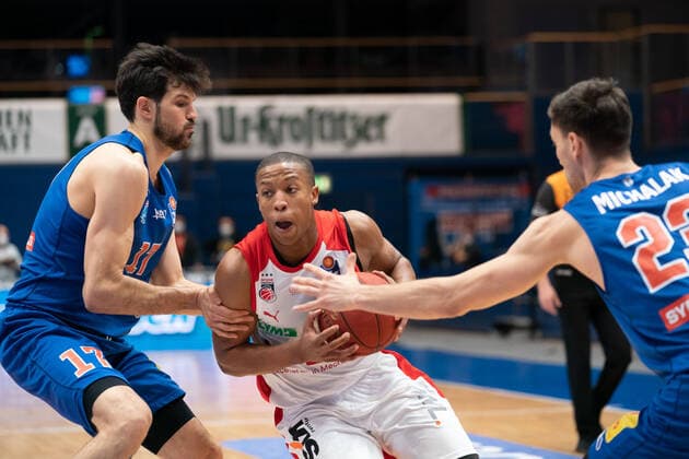 Syntainics MBC - Brose Bamberg, Basketball, Bundesliga, Maenner, 2020 2021, 24. Spieltag, 20.03.2021, v.l.: Aleksandar Marelja (MBC, 17), Devon Hall (bamberg, 22), Michal Michalak (MBC, 23). Syntainics MBC - Brose Bamberg, Basketball, Bundesliga, Maenner, 24. Spieltag, 20.03.2021, Weissenfels