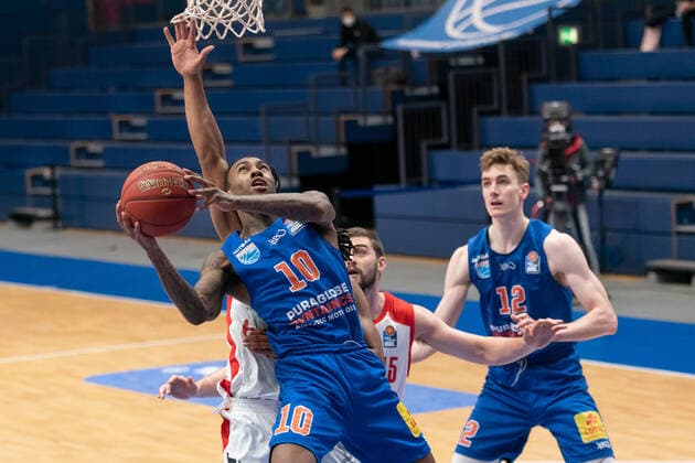 Syntainics MBC - Brose Bamberg, Basketball, Bundesliga, Maenner, 2020 2021, 24. Spieltag, 20.03.2021, v.l.: Anthony Barber (MBC, 10), David Kravish (Bamberg, 45), Philipp Hartwich (MBC, 12). Syntainics MBC - Brose Bamberg, Basketball, Bundesliga, Maenner, 24. Spieltag, 20.03.2021, Weissenfels