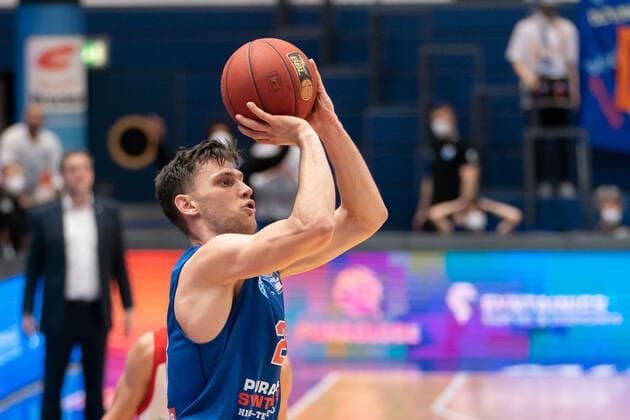 Syntainics MBC - Brose Bamberg, Basketball, Bundesliga, Maenner, 2020 2021, 24. Spieltag, 20.03.2021, Michal Michalak (MBC, 23), Dreier. Syntainics MBC - Brose Bamberg, Basketball, Bundesliga, Maenner, 24. Spieltag, 20.03.2021, Weissenfels