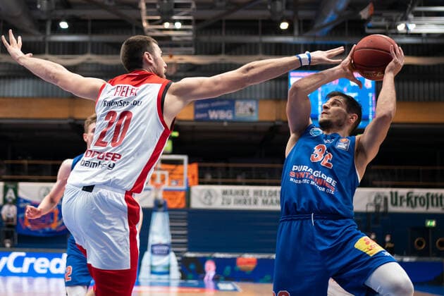 Syntainics MBC - Brose Bamberg, Basketball, Bundesliga, Maenner, 2020 2021, 24. Spieltag, 20.03.2021, v.l.: Chase Fieler (Bamberg, 20), Roko Rogic (MBC, 32). Syntainics MBC - Brose Bamberg, Basketball, Bundesliga, Maenner, 24. Spieltag, 20.03.2021, Weissenfels