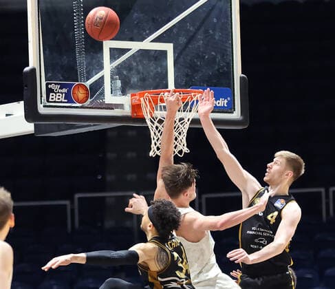 Luc van Slooten (Basketball Loewen Braunschweig), Gavin Schilling (Basketball Loewen Braunschweig), Maik Kotsar (Hamburg Towers)