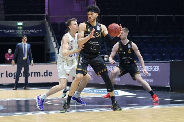 Jordan Swing (Hamburg Towers), Gavin Schilling (Basketball Loewen Braunschweig)