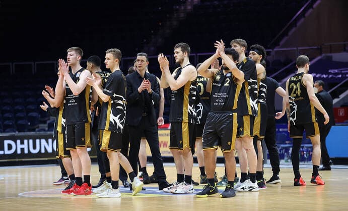 Headcoach Pete Strobl (Basketball Loewen Braunschweig) und Team nach Abpfiff