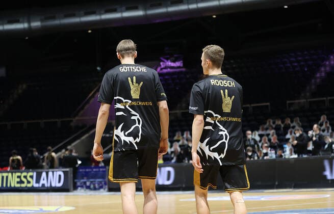 Jannik Goettsche (Basketball Loewen Braunschweig) und Simon Roosch (Basketball Loewen Braunschweig)