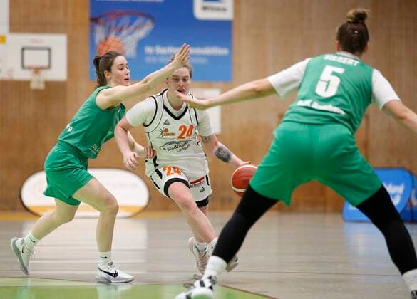 Basketball Hessen - 2. Bundesliga Süd - Saison 2020 2021 20.03.2021 Rhein-Main Baskets (ws) - DJK Don Bosco Bamberg (grün) v.l. Nina Kühhorn (Bamberg - 4), Hannah Whitish (Rhein-Main Baskets), Kim Siebert (Bamberg - 5) Rhein-Main Baskets - DJK Don Bosco Bamberg