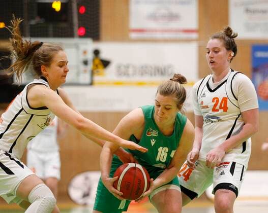 Basketball Hessen - 2. Bundesliga Süd - Saison 2020 2021 20.03.2021 Rhein-Main Baskets (ws) - DJK Don Bosco Bamberg (grün) v.l. Sari Cornelius (Rhein-Main Baskets), Sarah Spiegel (Bamberg - 16), Hannah Whitish (Rhein-Main Baskets) Rhein-Main Baskets - DJK Don Bosco Bamberg