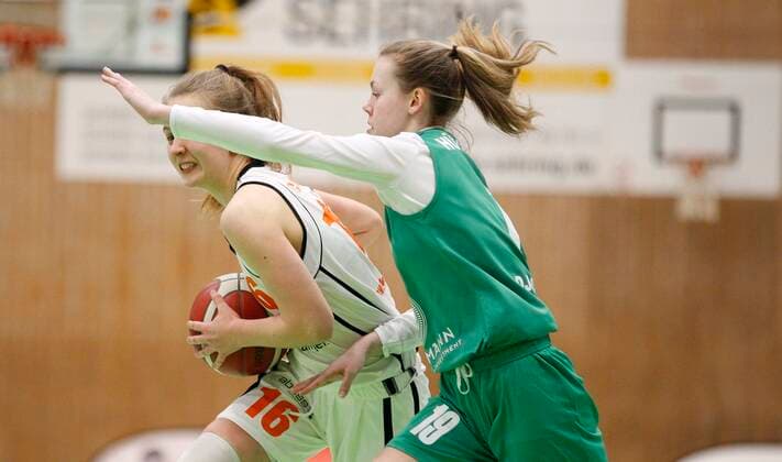 Basketball Hessen - 2. Bundesliga Süd - Saison 2020 2021 20.03.2021 Rhein-Main Baskets (ws) - DJK Don Bosco Bamberg (grün) v.l. Sari Cornelius (Rhein-Main Baskets), Anna Hübschmann (Bamberg - 19) Rhein-Main Baskets - DJK Don Bosco Bamberg
