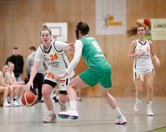 Basketball Hessen - 2. Bundesliga Süd - Saison 2020 2021 20.03.2021 Rhein-Main Baskets (ws) - DJK Don Bosco Bamberg (grün) v.l. Hannah Whitish (Rhein-Main Baskets), Julia Förner (Bamberg - 9) Rhein-Main Baskets - DJK Don Bosco Bamberg