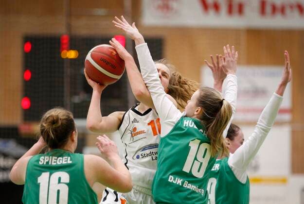 Basketball Hessen - 2. Bundesliga Süd - Saison 2020 2021 20.03.2021 Rhein-Main Baskets (ws) - DJK Don Bosco Bamberg (grün) v.l. Sarah Spiegel (Bamberg - 16), Sari Cornelius (Rhein-Main Baskets), Anna Hübschmann (Bamberg - 19) Rhein-Main Baskets - DJK Don Bosco Bamberg