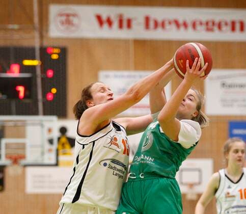 Basketball Hessen - 2. Bundesliga Süd - Saison 2020 2021 20.03.2021 Rhein-Main Baskets (ws) - DJK Don Bosco Bamberg (grün) v.l. Svenja Greunke (Rhein-Main Baskets), Nora Hummel (Bamberg - 14) Rhein-Main Baskets - DJK Don Bosco Bamberg