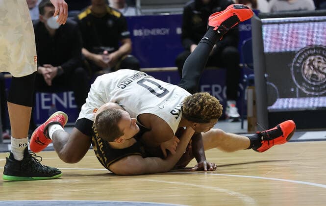 Arnas Velicka (Basketball Loewen Braunschweig), TJ Shorts (Hamburg Towers)