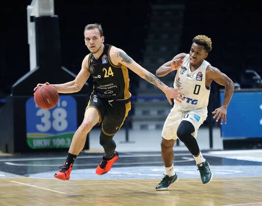Arnas Velicka (Basketball Loewen Braunschweig), TJ Shorts (Hamburg Towers)