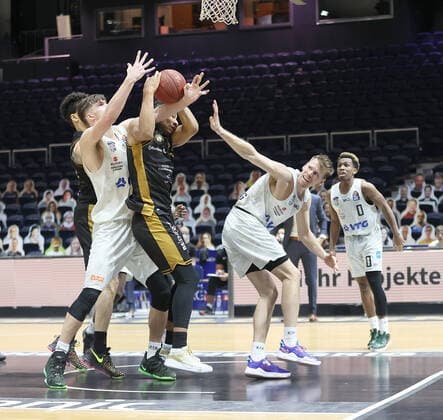 Maik Kotsar (Hamburg Towers), Karim Jallow (Basketball Loewen Braunschweig), Jordan Swing (Hamburg Towers)