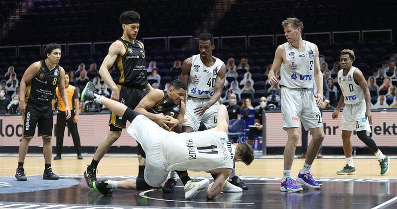 Karim Jallow (Basketball Loewen Braunschweig) im Duell mit Maik Kotsar (Hamburg Towers)