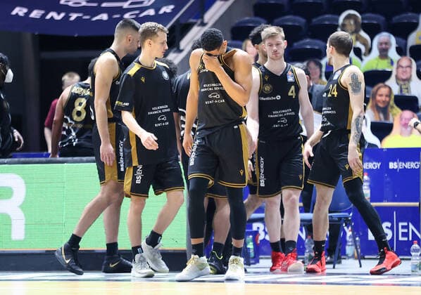 Karim Jallow (Basketball Loewen Braunschweig) und Team enttaeuscht