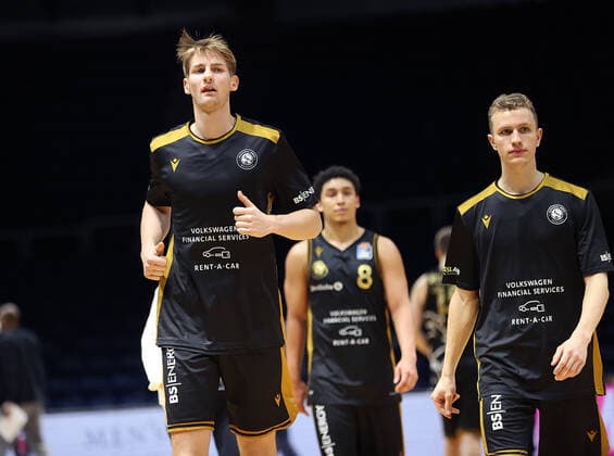 Jannik Goettsche (Basketball Loewen Braunschweig) und Simon Roosch (Basketball Loewen Braunschweig)