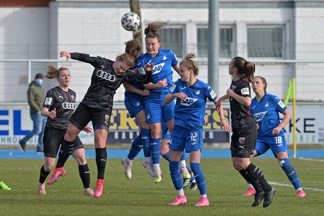Sinsheim, Deutschland 20. Maerz 2021: 2. FBL - 2020 2021 - TSG 1899 Hoffenheim U20 vs. FC Ingolstadt v. li. im Zweikampf Emilie Bernhardt (FC Ingolstadt) und Amelie Claire Bohnen (TSG 1899 Hoffenheim U20) , Kopfball, Kopfballduell , Strafraum, Strafraumszene Helmut Gmelin Stadion Baden Württemberg