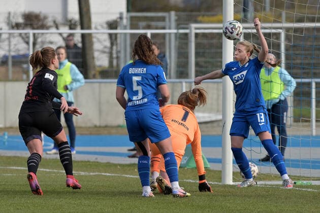 Sinsheim, Deutschland 20. Maerz 2021: 2. FBL - 2020 2021 - TSG 1899 Hoffenheim U20 vs. FC Ingolstadt rechts Kopfball, Kopfballduell Lisa Drexler (TSG 1899 Hoffenheim U20) klaert per Kopf auf der Linie , Strafraum, Strafraumszene Helmut Gmelin Stadion Baden Württemberg
