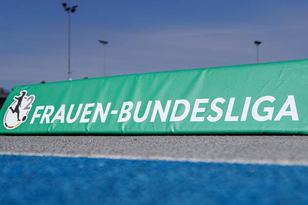 Ein Aufsteller am Spielfeldrand mit der Aufschrift: 2. Frauen-Bundesliga, Softreiter, Bande, Softbande, Schaumstoffbande, Symbolfoto, Symbolbild, Symbol, 20.03.2021, Sinsheim (Deutschland), Fussball, 2. Frauen-Bundesliga Süd, TSG 1899 Hoffenheim II (U20) - FC Ingolstadt, DFB DFL REGULATIONS PROHIBIT ANY USE OF PHOTOGRAPHS AS IMAGE SEQUENCES AND OR QUASI-VIDEO.