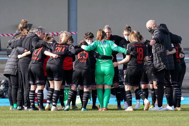 Spielerinnen vom FC Ingolstadt 04, schwören sich mit einem Mannschaftskreis vor dem Anpfiff ein, Kreis, Teamkreis, Konzentration, Kameradschaft, Ansprache, Motivation, 20.03.2021, Sinsheim (Deutschland), Fussball, 2. Frauen-Bundesliga Süd, TSG 1899 Hoffenheim II (U20) - FC Ingolstadt, DFB DFL REGULATIONS PROHIBIT ANY USE OF PHOTOGRAPHS AS IMAGE SEQUENCES AND OR QUASI-VIDEO.