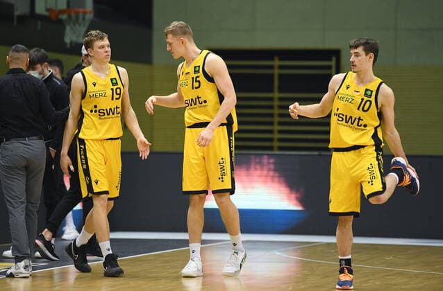Basketball 2. Bundesliga 2020 2021 7. Spieltag in Rottenburg in der Volksbank Arena 20.03.2021 Tigers Tuebingen - wiha Panthers Schwenningen Enttaeuschung Tigers; Elias Valtonen, Jekabs Beck und Gianni Otto (v.li.)