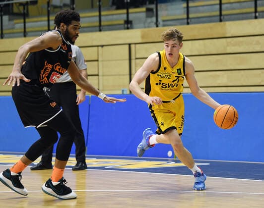 Basketball 2. Bundesliga 2020 2021 7. Spieltag in Rottenburg in der Volksbank Arena 20.03.2021 Tigers Tuebingen - wiha Panthers Schwenningen Gianni Otto (re, Tigers) am Ball gegen Courtney Stockard (Schwenningen)