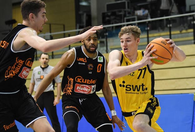 Basketball 2. Bundesliga 2020 2021 7. Spieltag in Rottenburg in der Volksbank Arena 20.03.2021 Tigers Tuebingen - wiha Panthers Schwenningen Timo Lanmueller (re, Tigers) am Ball gegen Courtney Stockard (Mitte, Schwenningen) und Felix Edwardsson (li, Schwenningen)