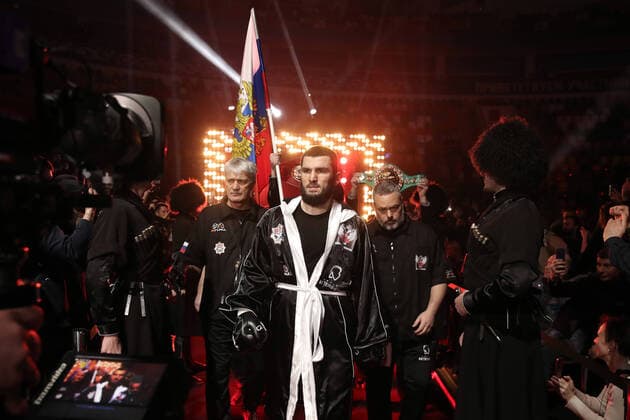 Bilder des Jahres 2021, Sport 03 MÃ¤rz Sport Themen der Woche KW11 Sport Bilder des Tages MOSCOW, RUSSIA - MARCH 20, 2021: Russia s Artur Beterbiev (front) is seen ahead of his light heavyweight (79.3) bout against Germany s Adam Deines at a professional boxing event at Megasport Arena. Valery Sharifulin TASS  TS0FA007