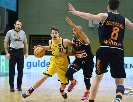Basketball 2. Bundesliga 2020 2021 7. Spieltag in Rottenburg in der Volksbank Arena 20.03.2021 Tigers Tuebingen - wiha Panthers Schwenningen Gianni Otto (li, Tigers) am Ball gegen Chris Frazier (Mitte, Schwenningen) und Felix Edwardsson (re, Schwenningen)