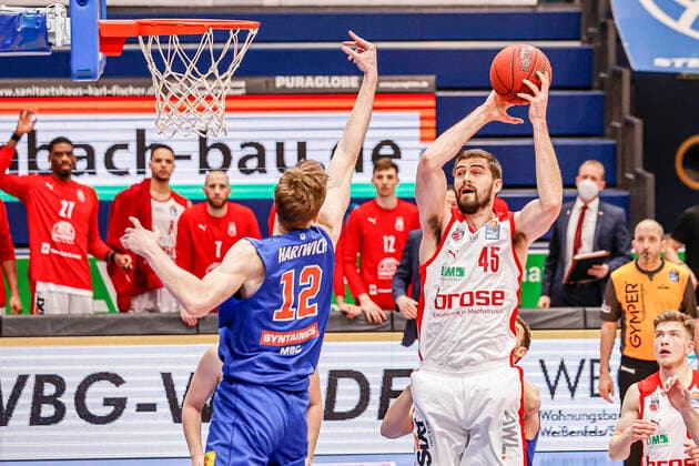 rechts David Kravish (Brose Bamberg, 45) links Philipp Hartwich (Mitteldeutscher BC, 12) MBC Mitteldeutscher BC - Brose Bamberg, easyCredit Basketball Bundesliga, Saison 2020-2021, 24. Spieltag, Weißenfels, Germany, 20.03.2021, - Copyright: DanielxLöb