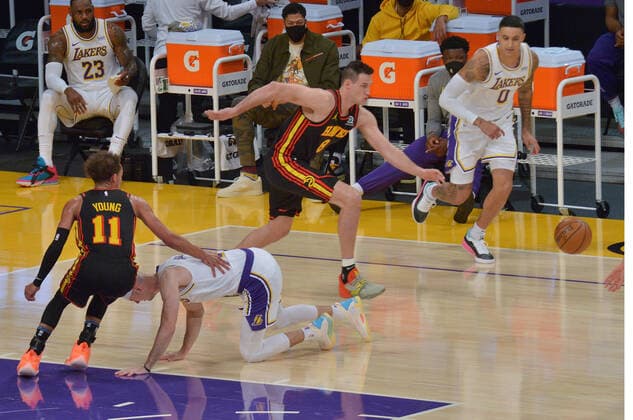 Sport Bilder des Tages Los Angeles Lakers guard Alex Caruso falls to the floor on the steal by Atlanta Hawks forward Danilo Gallinari during the first half at Staples Center in Los Angeles on Saturday, March 20, 2021. Le Bron James asked to be taken out of the game after suffering a right ankle injury. Without James, the Lakers lost to the Hawks 99-94.  LAP2021032014