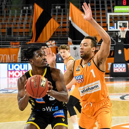 GER, BBL, ratiopharm ulm vs MHP RIESEN Ludwigsburg 20.03.2021, ratiopharm arena, Neu-Ulm, GER, BBL, ratiopharm ulm vs MHP RIESEN Ludwigsburg, im Bild Jaleen Smith (Ludwigsburg, 3), Demitrius Conger (Ulm, 1)