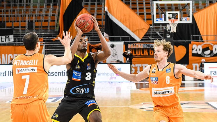 GER, BBL, ratiopharm ulm vs MHP RIESEN Ludwigsburg 20.03.2021, ratiopharm arena, Neu-Ulm, GER, BBL, ratiopharm ulm vs MHP RIESEN Ludwigsburg, im Bild John Petrucelli (Ulm, 7), Jaleen Smith (Ludwigsburg, 3), Per Günther Guenther (Ulm, 6)