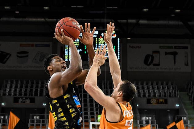 GER, BBL, ratiopharm ulm vs MHP RIESEN Ludwigsburg 20.03.2021, ratiopharm arena, Neu-Ulm, GER, BBL, ratiopharm ulm vs MHP RIESEN Ludwigsburg, im Bild Yorman Polas Bartolo (Ludwigsburg, 13), John Petrucelli (Ulm, 7)