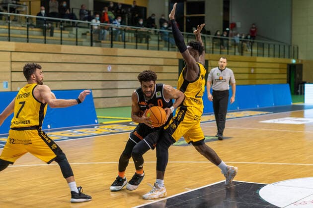 Courtney Stockard (Wiha Panthers, 0) Roland Nyama (Tigers Tübingen, 24)¨¨¨Tigers Tübingen vs. Wiha Panthers , 2. Basketball, Bundesliga, Pro A, Barmer 2 Basketball, Spieltag 7, Spielzeit 2020 2021, 20.03.2021, ¨¨ Tigers Tübingen - wiha Panthers, Basketball, 2. Bundesliga, Barmer 2 Basketball, Spieltag 7, Spielzeit 2020 2021, 20.01.2021 Rottenburg am Neckar Copyright: xNinaxSander xEibnerxPressefotoxIx EP_NSR
