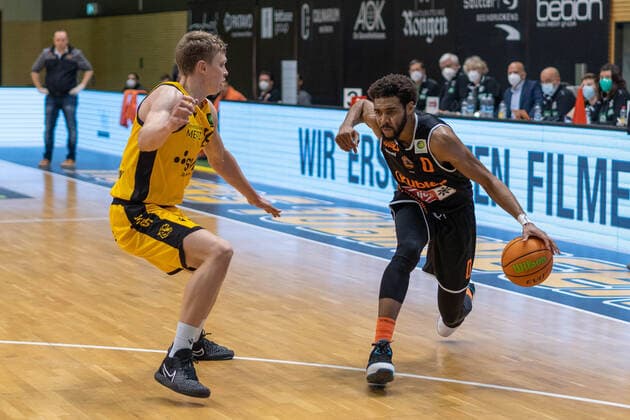 Elias Valtonen (Tigers Tübingen, 19) Courtney Stockard (Wiha Panthers, 0)¨¨¨Tigers Tübingen vs. Wiha Panthers , 2. Basketball, Bundesliga, Pro A, Barmer 2 Basketball, Spieltag 7, Spielzeit 2020 2021, 20.03.2021, ¨¨ Tigers Tübingen - wiha Panthers, Basketball, 2. Bundesliga, Barmer 2 Basketball, Spieltag 7, Spielzeit 2020 2021, 20.01.2021 Rottenburg am Neckar Copyright: xNinaxSander xEibnerxPressefotoxIx EP_NSR